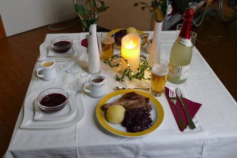 Festlich gedeckter Tisch mit Speisen und Getränken